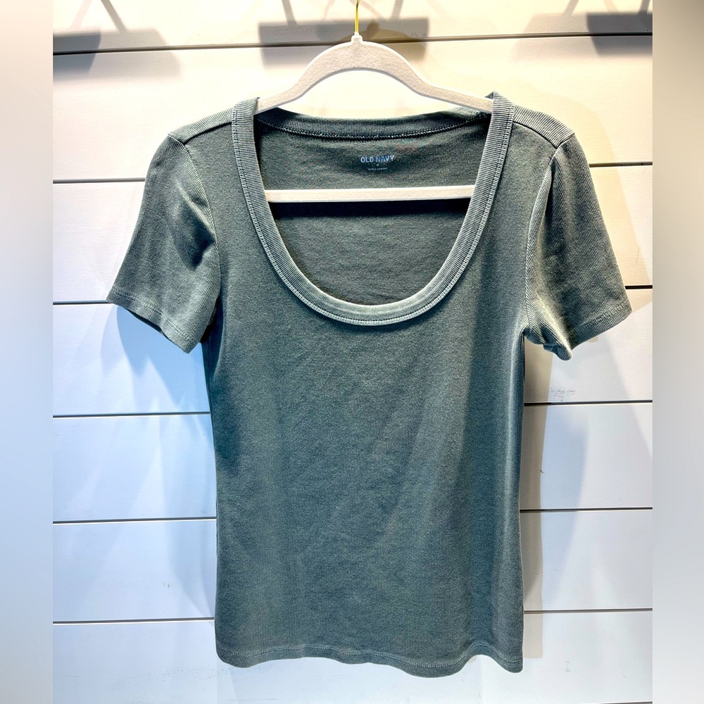 Women’s old navy sage green scoop neck short sleeve